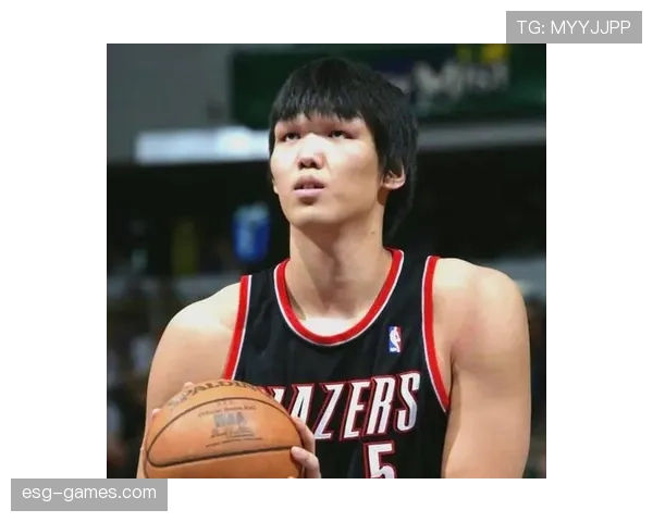 杨瀚森训练场上冷若冰山，街头生活却像邻居大叔，这反差我懵了