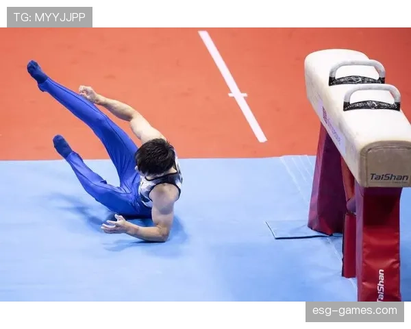 张博恒训练完随手啃鸡腿的样子，真不像管自己吃喝比管命还严的体操人